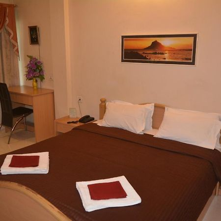 Hotel Poonam Екстер'єр фото