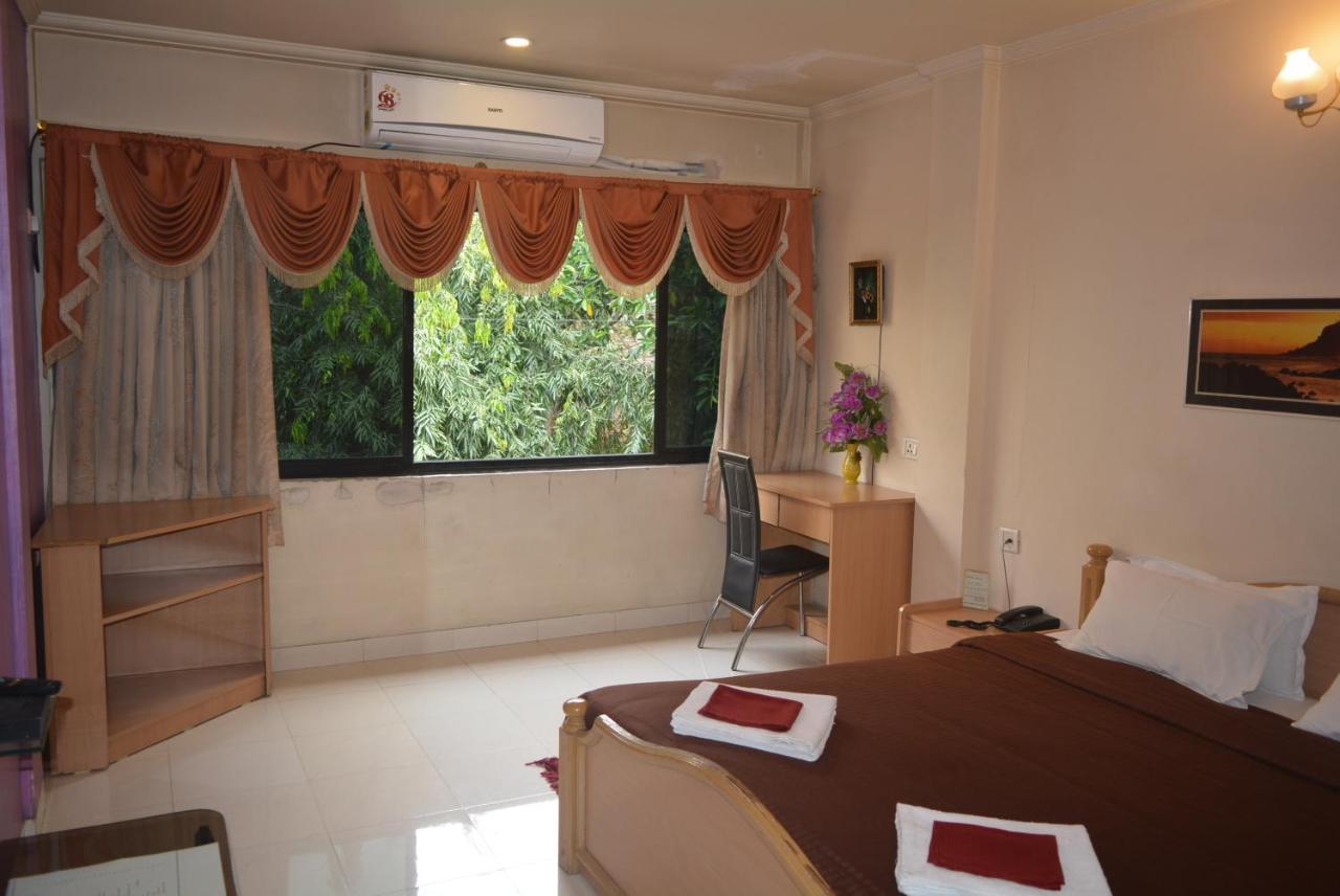Hotel Poonam Екстер'єр фото