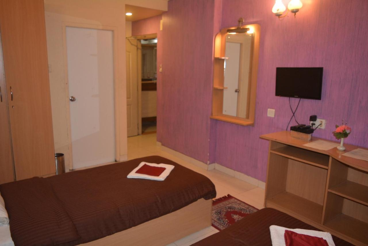 Hotel Poonam Екстер'єр фото