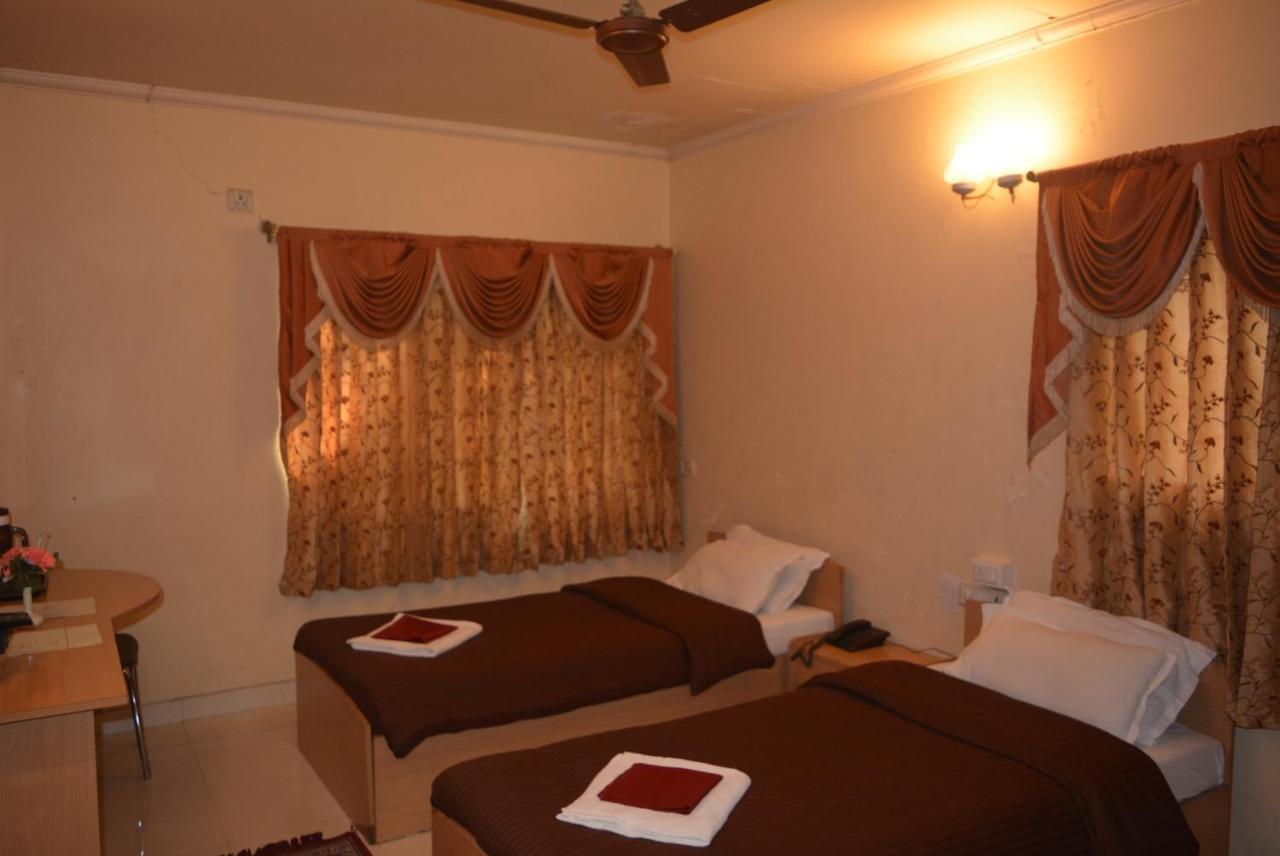 Hotel Poonam Екстер'єр фото