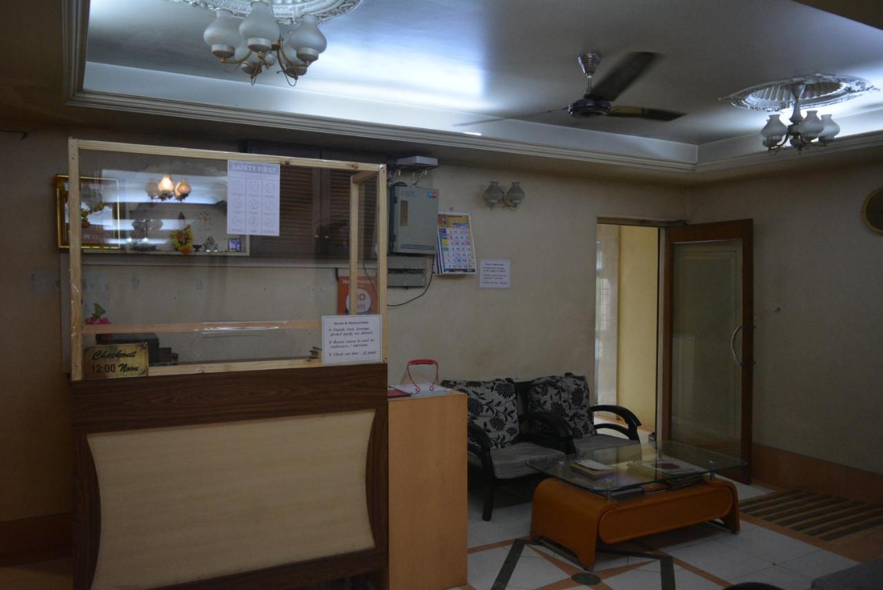 Hotel Poonam Екстер'єр фото