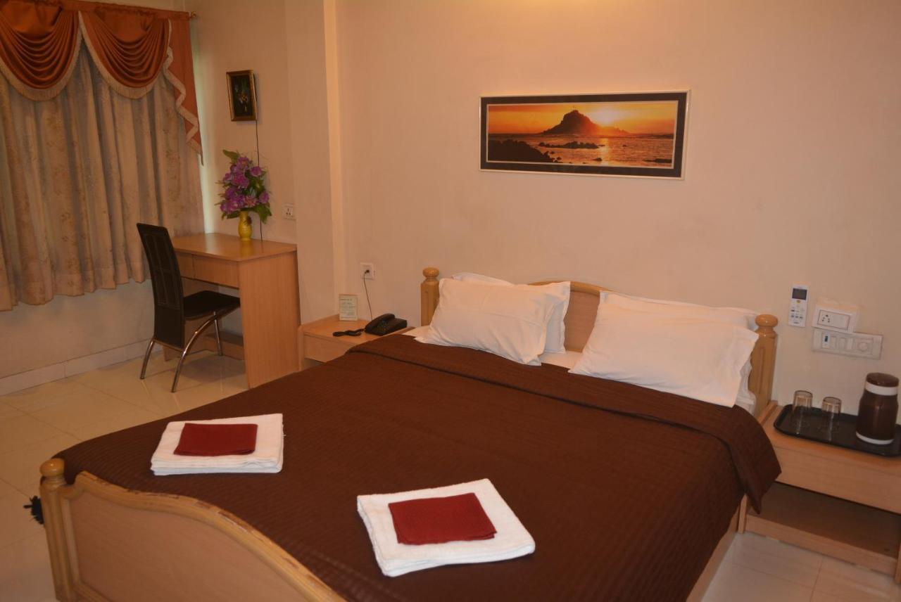 Hotel Poonam Екстер'єр фото