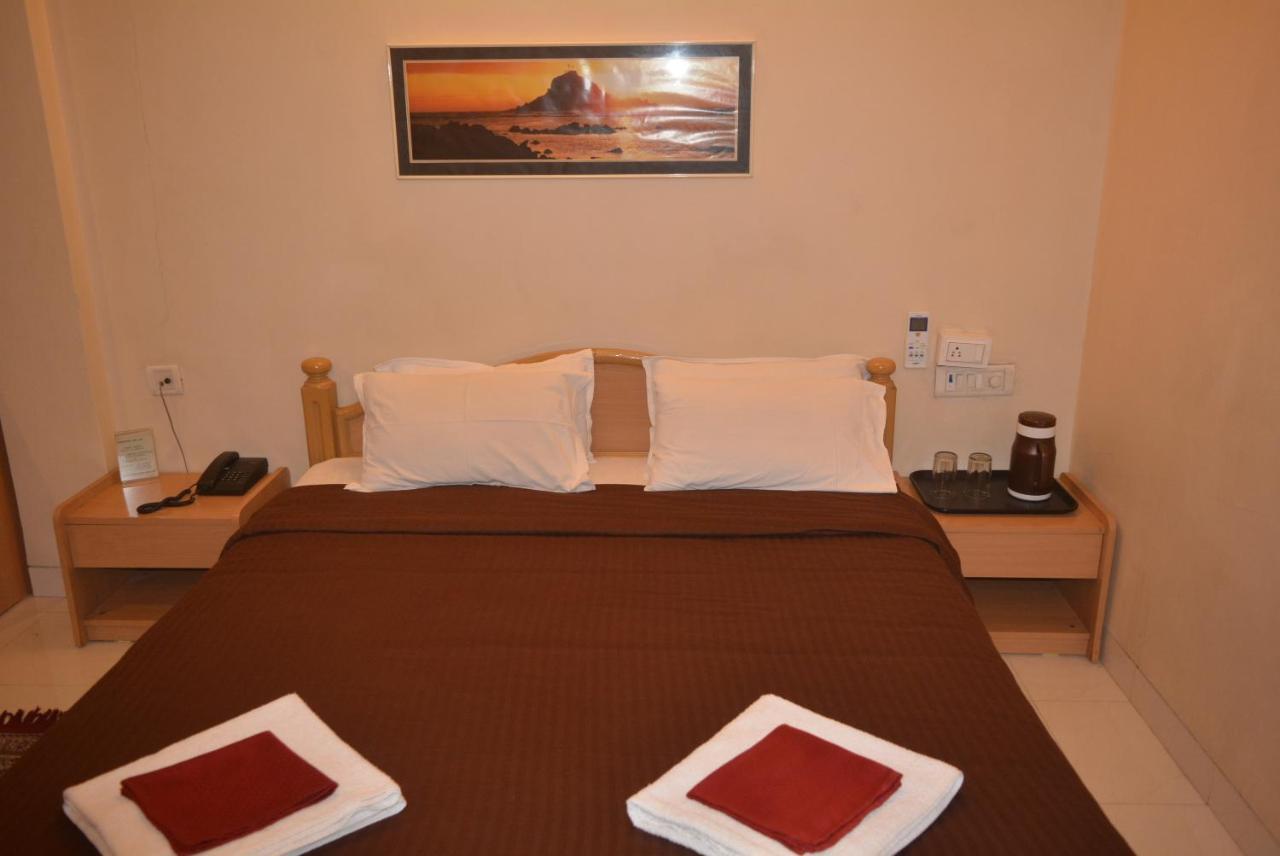 Hotel Poonam Екстер'єр фото