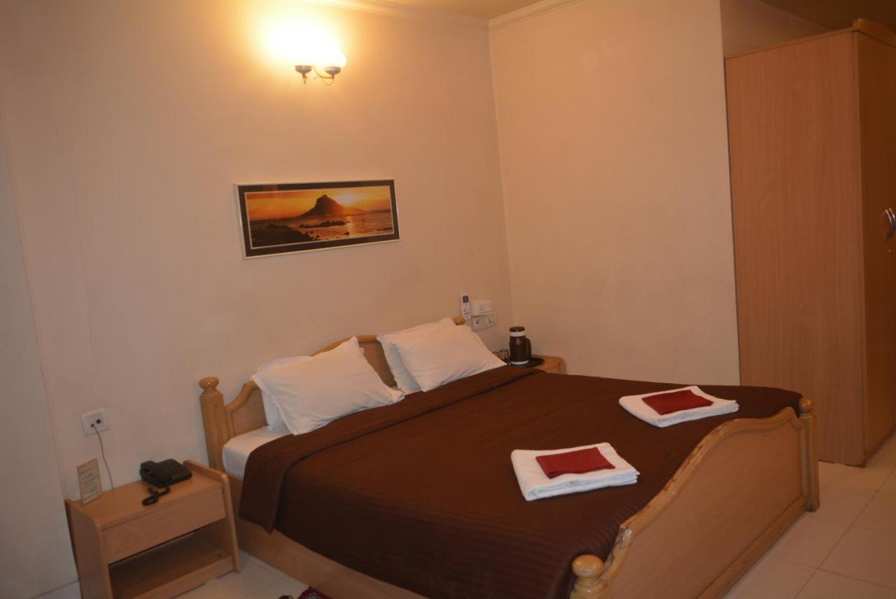 Hotel Poonam Екстер'єр фото