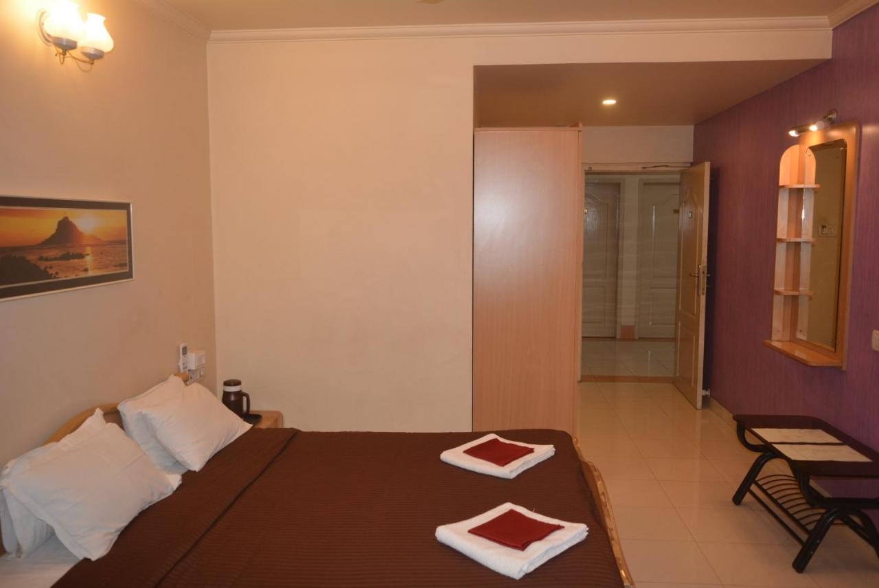 Hotel Poonam Екстер'єр фото