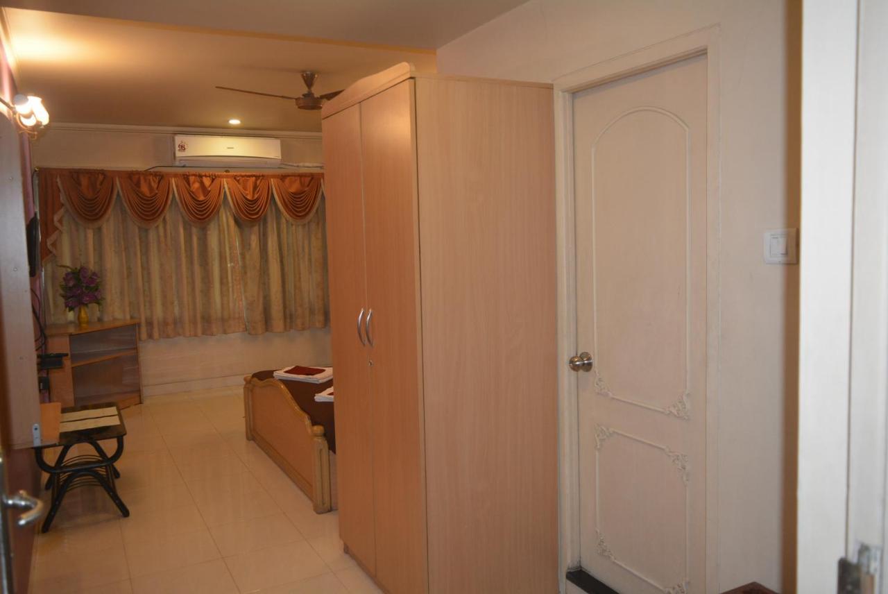 Hotel Poonam Екстер'єр фото