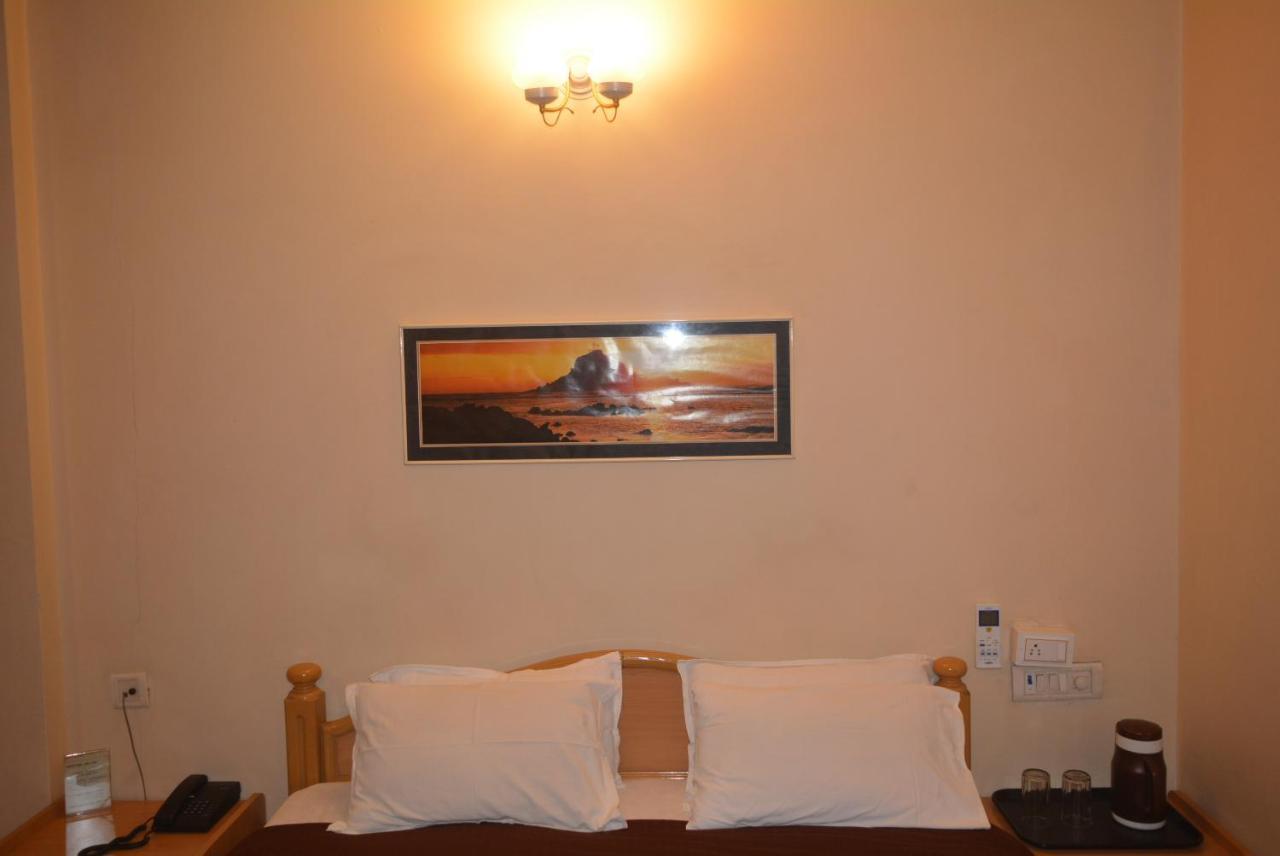 Hotel Poonam Екстер'єр фото