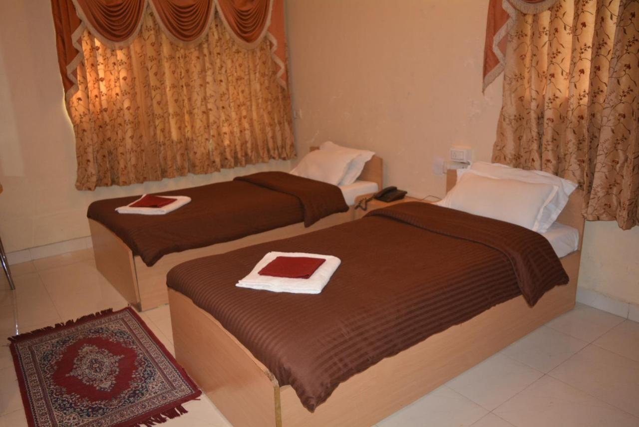 Hotel Poonam Екстер'єр фото