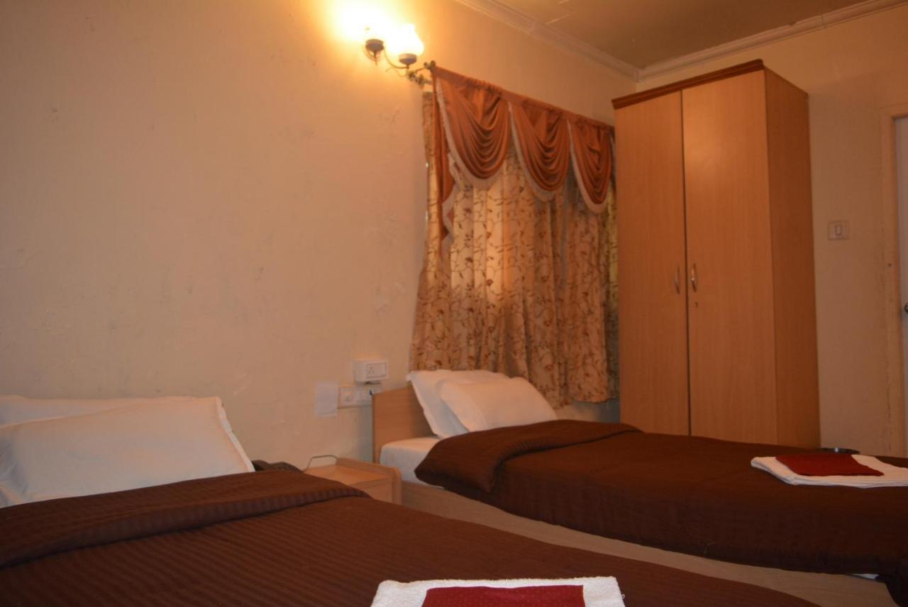 Hotel Poonam Екстер'єр фото