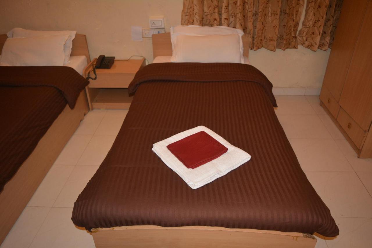 Hotel Poonam Екстер'єр фото