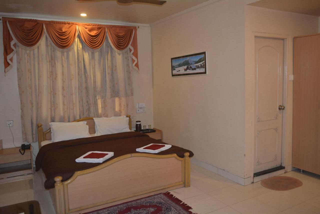 Hotel Poonam Екстер'єр фото