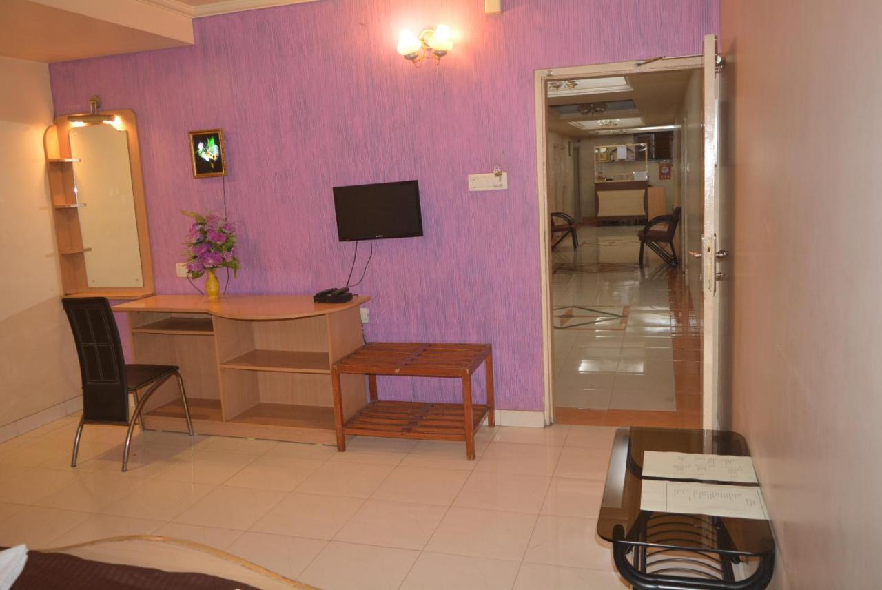 Hotel Poonam Екстер'єр фото
