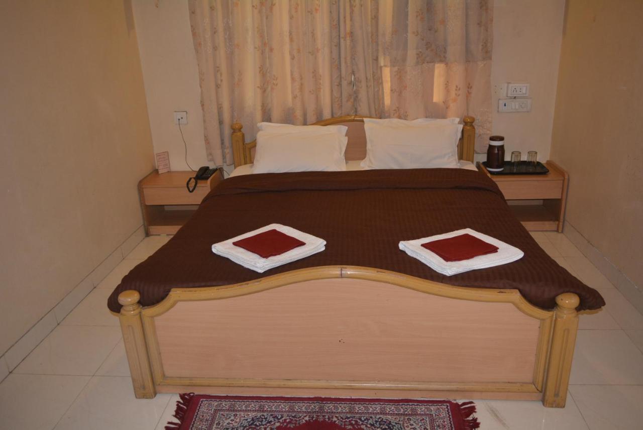 Hotel Poonam Екстер'єр фото