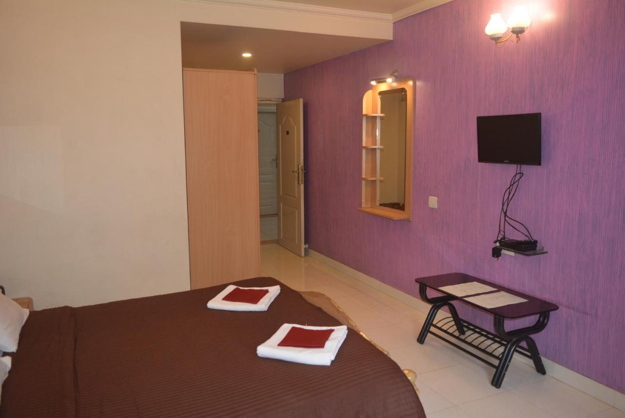 Hotel Poonam Екстер'єр фото
