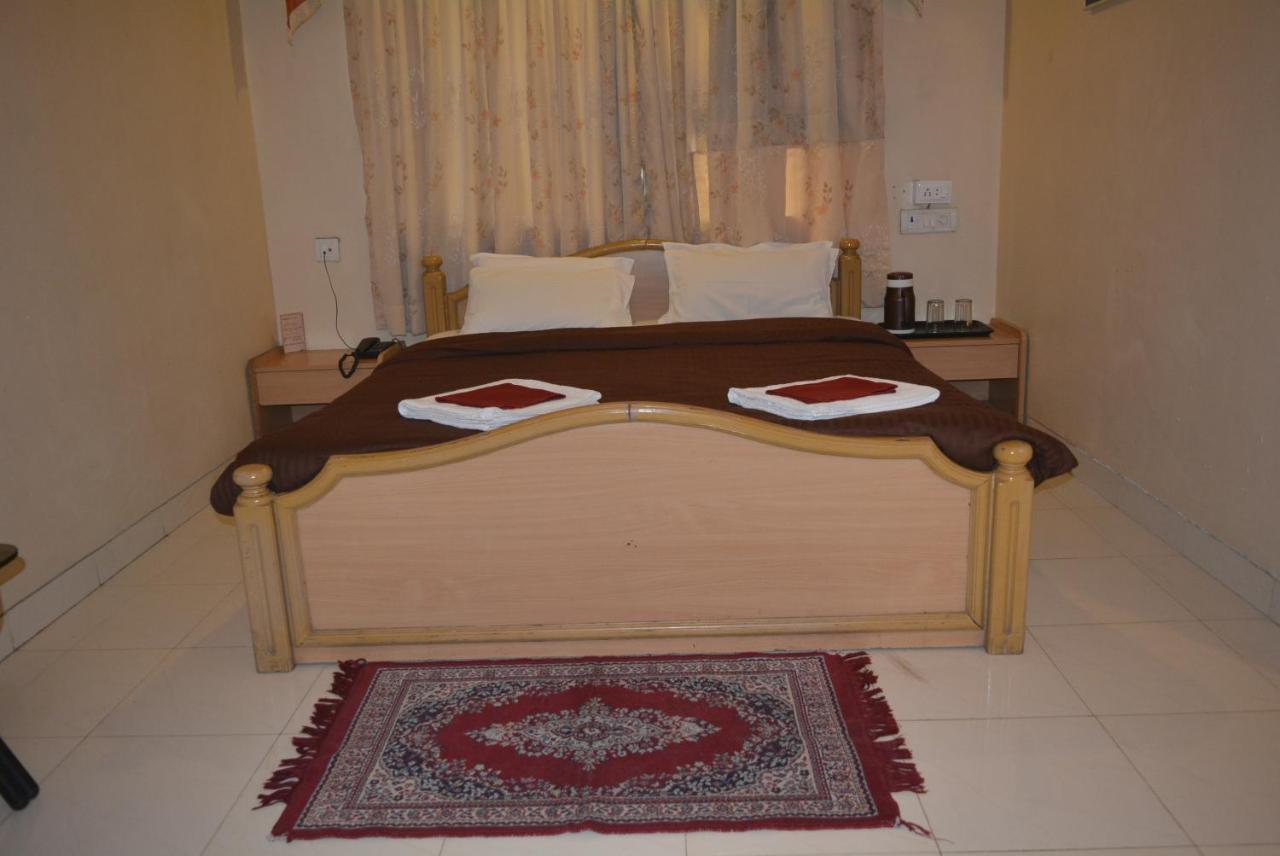 Hotel Poonam Екстер'єр фото