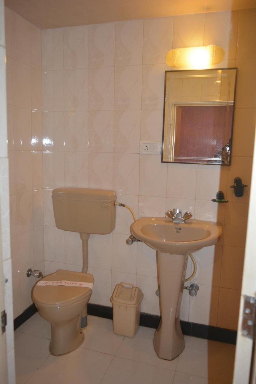 Hotel Poonam Екстер'єр фото