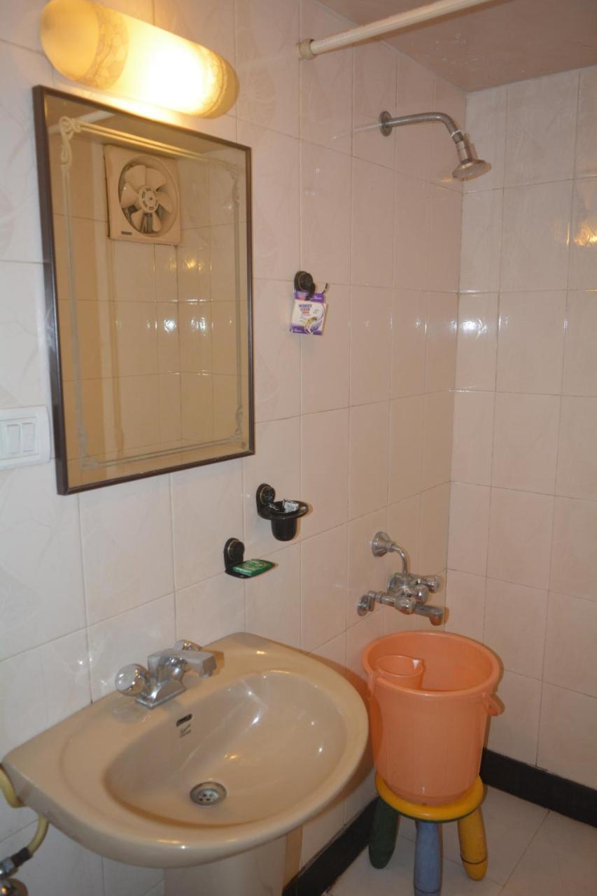 Hotel Poonam Екстер'єр фото