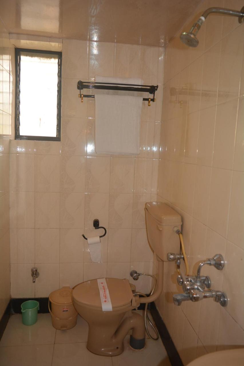 Hotel Poonam Екстер'єр фото