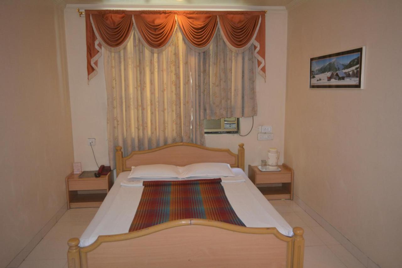 Hotel Poonam Екстер'єр фото